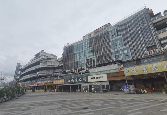 江阳区春华路一段40号1栋负209号（泸州两江美食文化街）